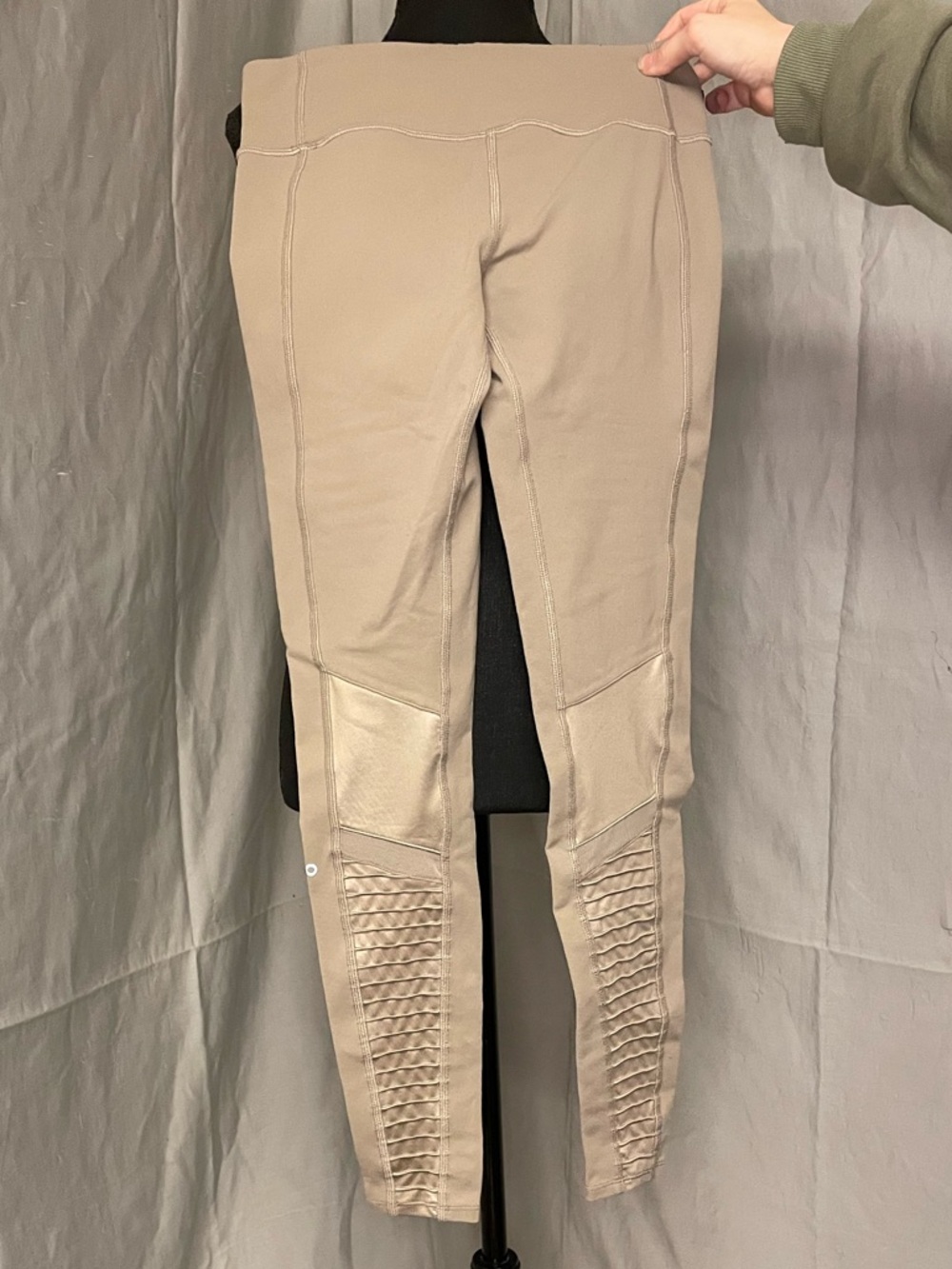 ALO Yoga Sand Gravel Moto Leggings - Neutral Tan - Picture 4 of 12